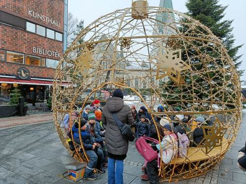 Samling i julekula på Torvet.
